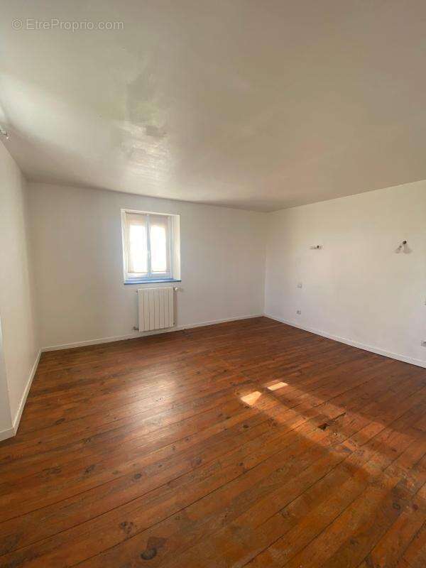 Maison à SALLESPISSE