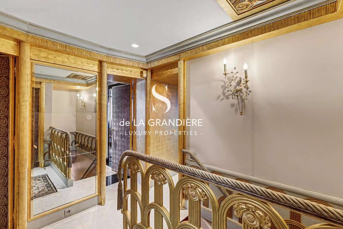 Appartement à PARIS-16E