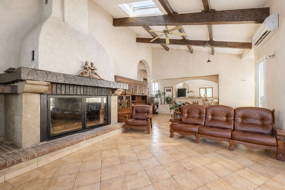 Maison à LE REVEST-LES-EAUX