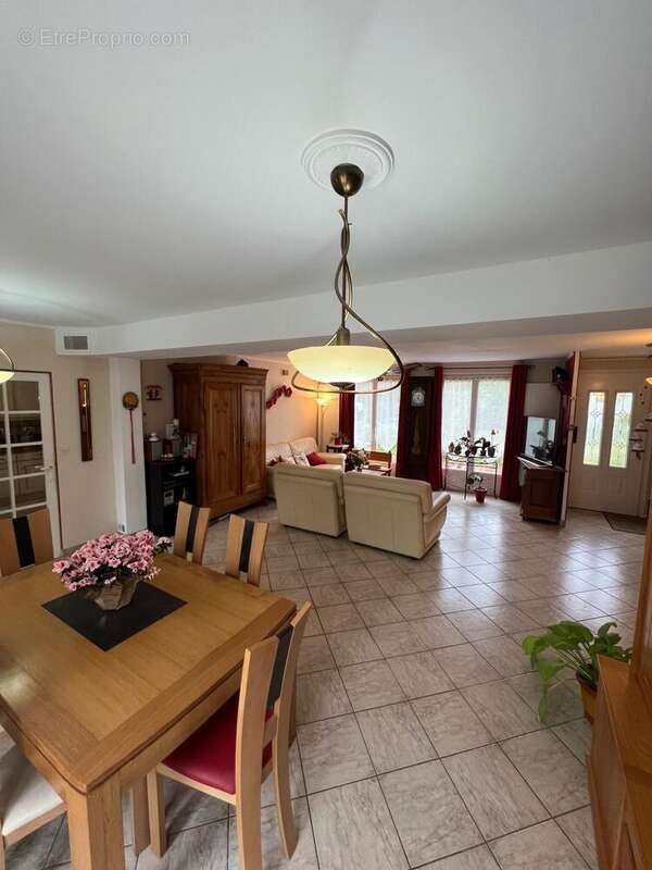 Photo 5 - Maison à LE MESNIL-SAINT-DENIS