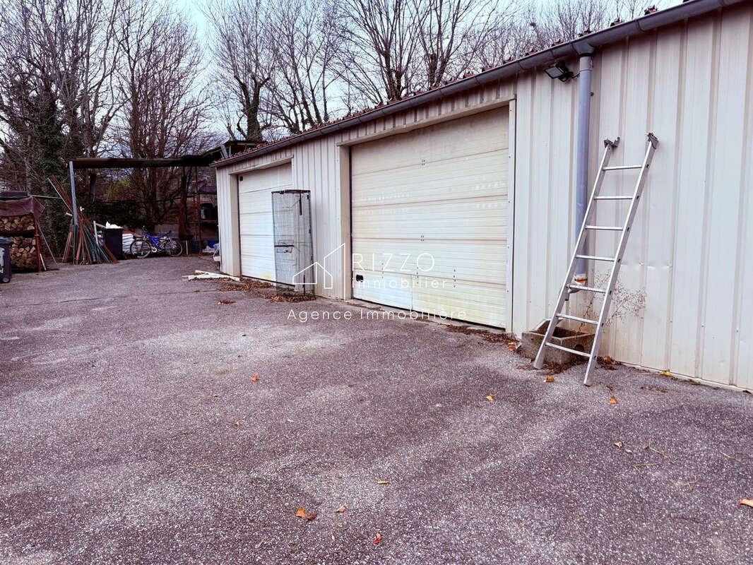 Propriété Multifonctionnelle avec maison d'habitation, grand entrepot et garages. - photo 15