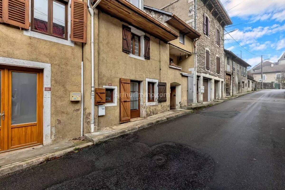 Maison à VIRIEU-LE-GRAND