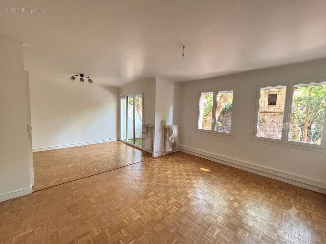 Photo désencombrée avec IA - Appartement à PRIVAS