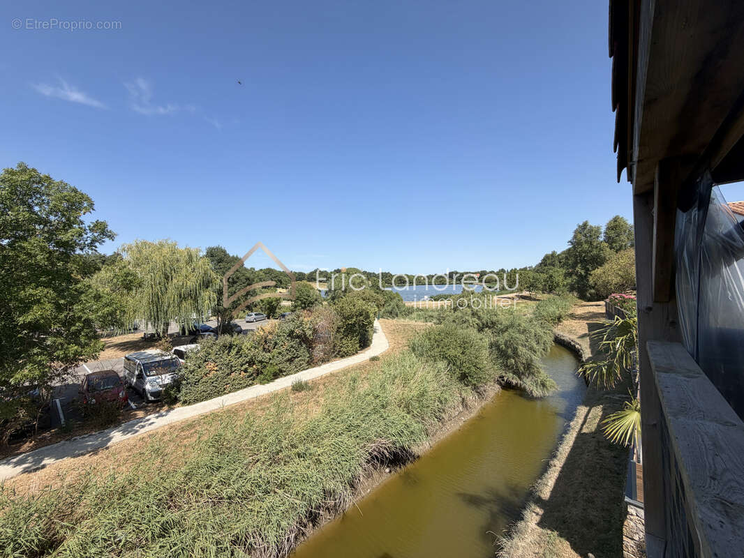 Vue exceptionnelle sur le plan d'eau et l'église   Propriété de 4 chambres au cœur de Talmont-Saint-Hilaire - photo 3