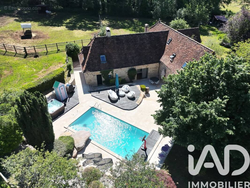 Maison 250 m² à Le Bourg  - photo 1