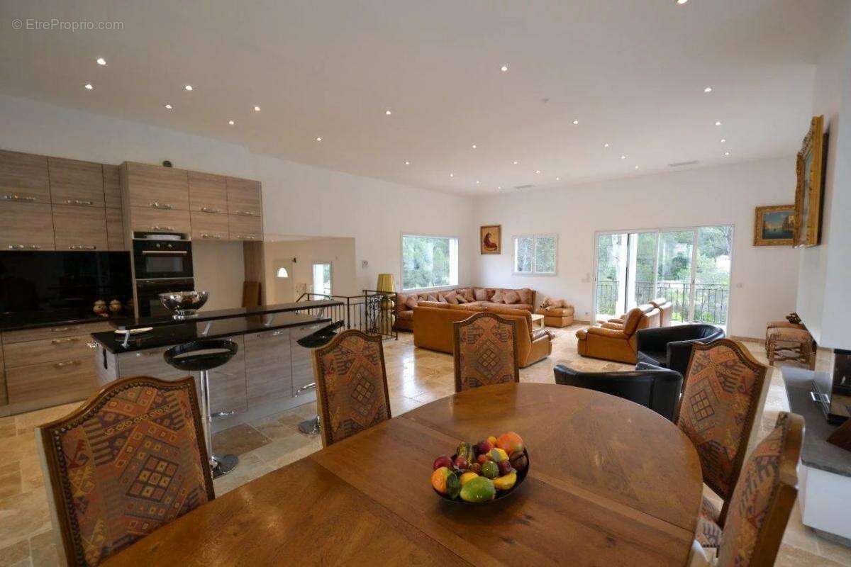 Maison à ROQUEFORT-LES-PINS