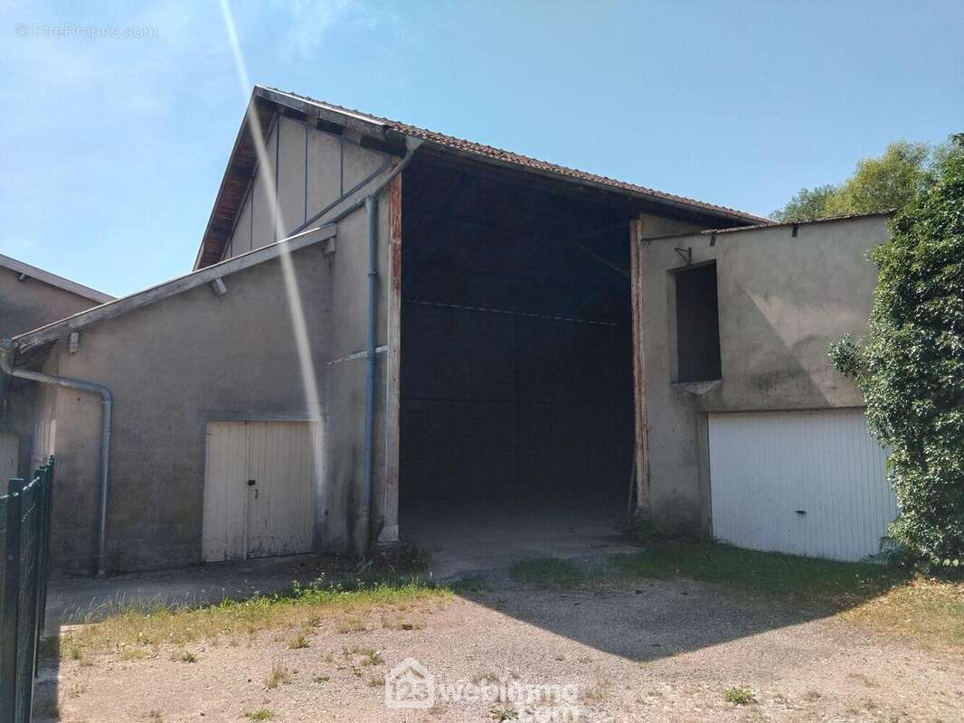 grange avec charpente métallique de 130m2 - Maison à LES HAUTS-DE-CHEE