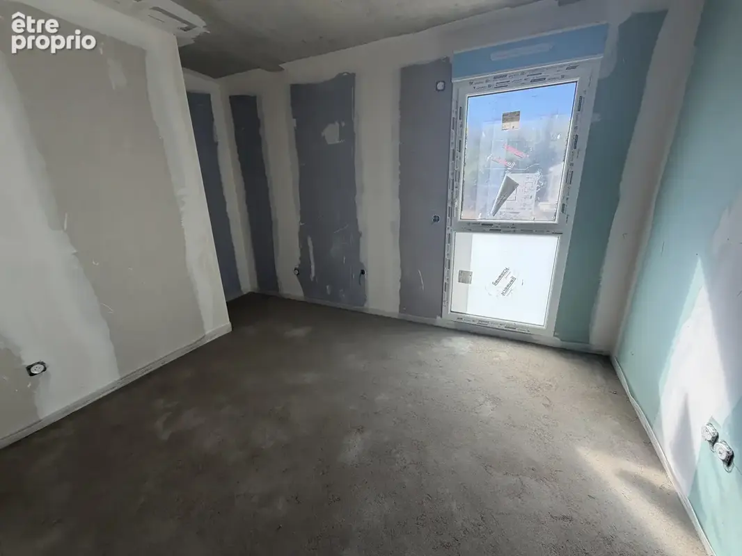 Appartement avec balcon - 2 Parkings sécurisés et notaire réduits - photo 8
