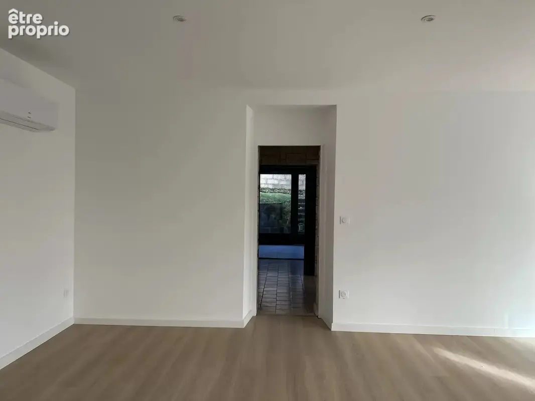 Maison de plain-pied avec grand jardin et piscine - photo 12