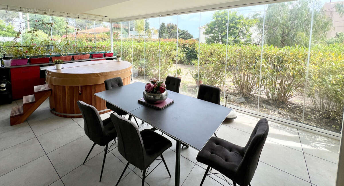 SAINT RAPHAEL / BOULOURIS 3 pièces d'angle 75 m² , plus 30 m² de véranda en rez de jardin de 250 m² - photo 5