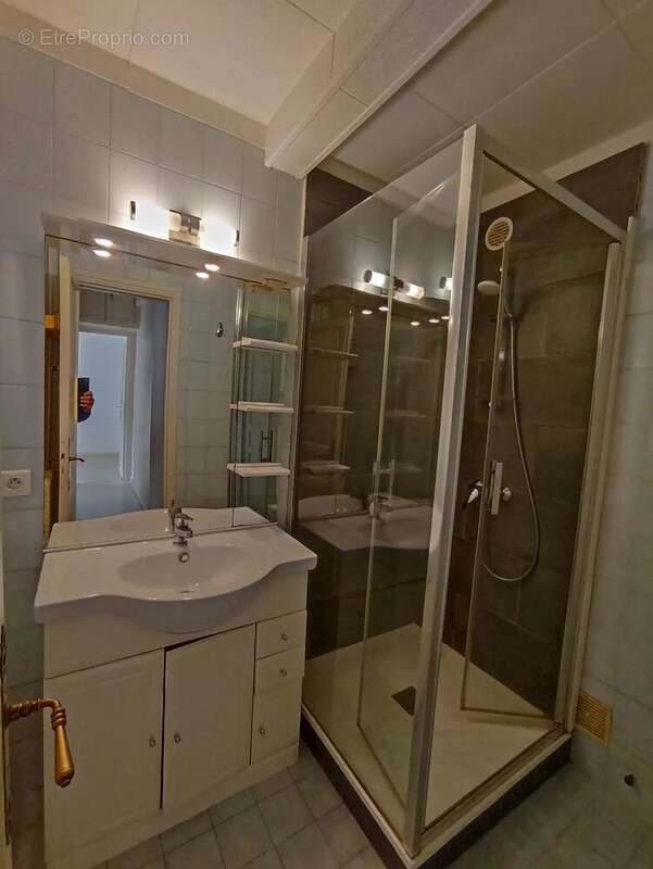 Appartement à SAINT-LAURENT-DU-VAR