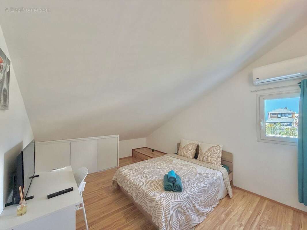 À vendre – Villa T7 avec piscine, jacuzzi et fort potentiel locatif – Petite-Île (97429) - photo 13