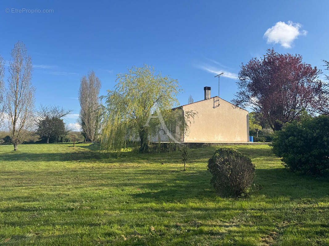 Maison à MOUZEUIL-SAINT-MARTIN