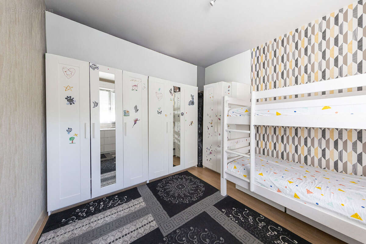 Appartement 4 pièces - beaux volumes, lumineux et proches des commodités - photo 4