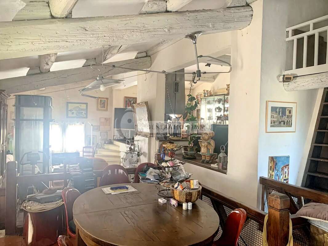 Immeuble composé de 2 commerces et une habitation à vendre - photo 6