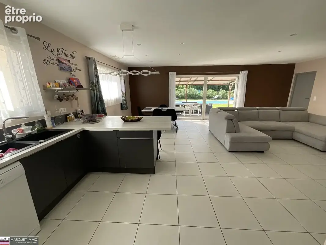 Villa T4 récente et fonctionnele, plain pied, offrant 155 m² en 4 faces sur 636 m² de terrain avec piscine et garage - photo 9