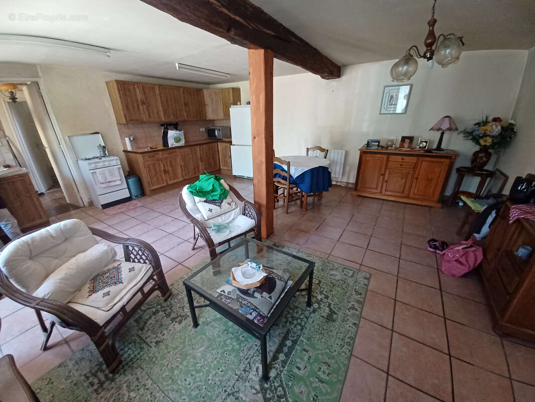Maison de village, dans un endroit calme, d'env 79m2 hab. avec cour attenante. - photo 4