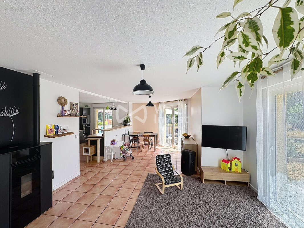 Maison 104 m² à Saint-Hilaire-La-Croix  - photo 3