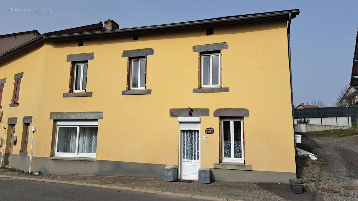 Maison à CHAPDES-BEAUFORT