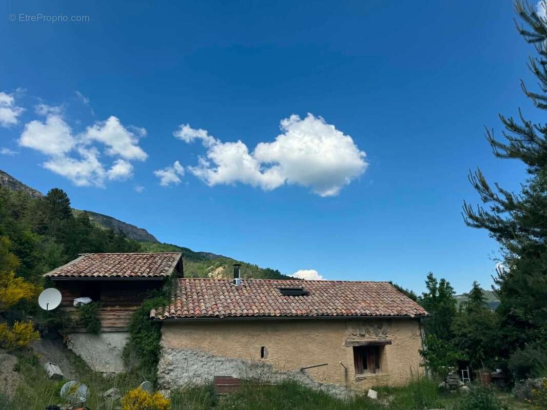 Propriété en pierres avec 2 maisons et 3 hectares de terrain – La Piarre (05) - photo 6