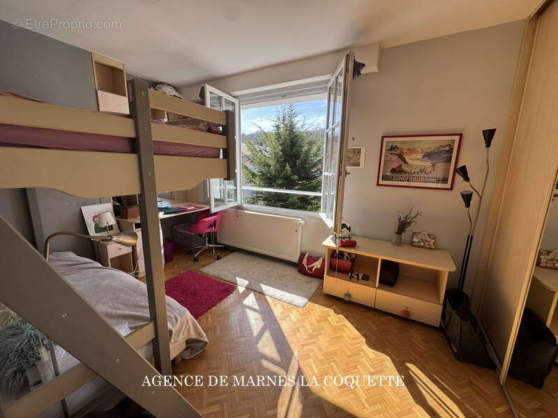 Maison à MARNES-LA-COQUETTE