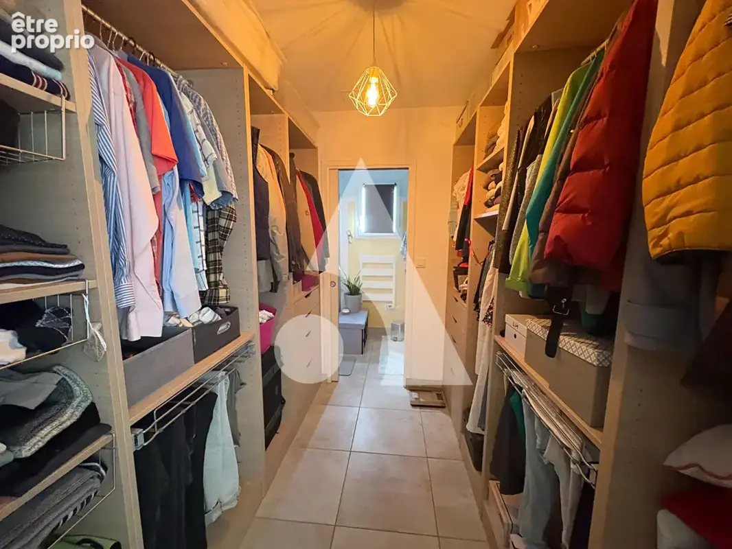 Maison récente de plain-pied avec gîte, sans vis-à-vis, terrain arboré de 1 033 m² et voie verte à proximité : un bien rare à Sa - photo 8