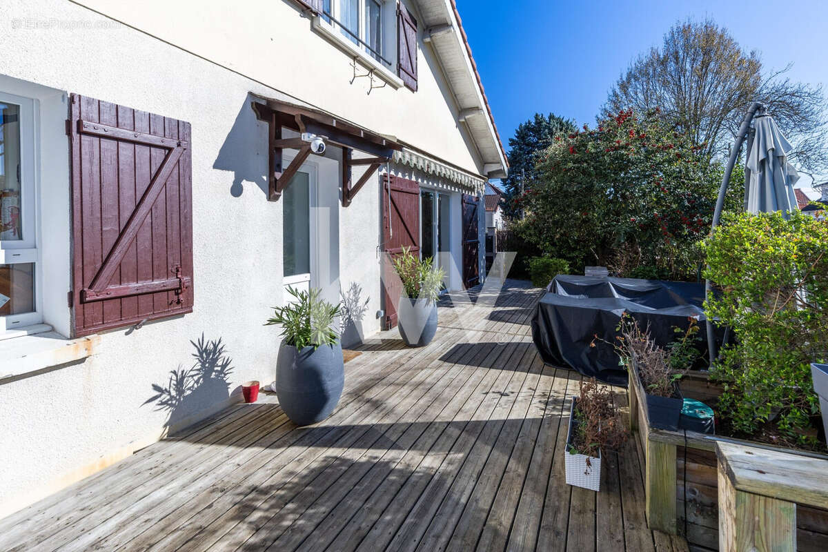 Maison 160 m² à Houilles  - photo 2