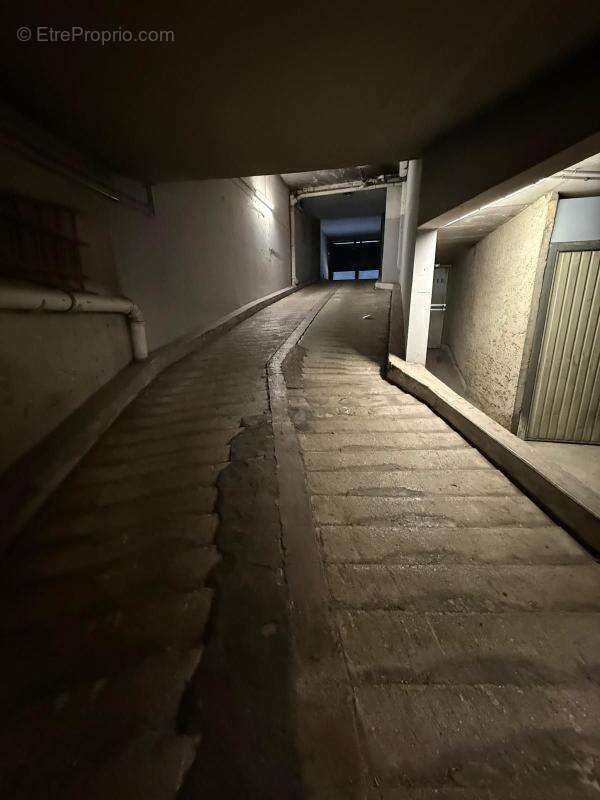 Parking à PARIS-18E