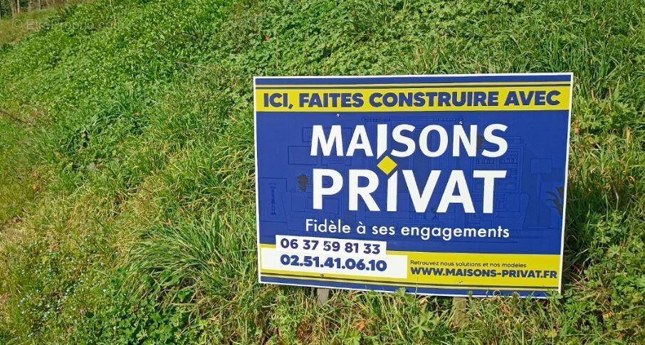 Terrain à SAINT-JEAN-DE-BEUGNE