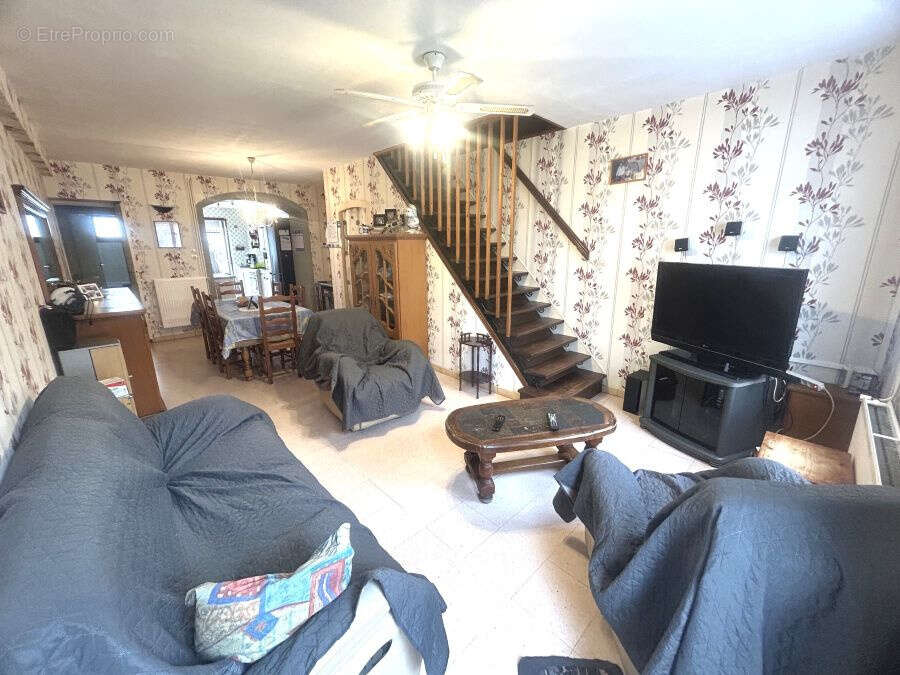 Maison de ville mitoyenne de 72,75m2 bâtie sur 183m2 de terrain avec garage accès arrière ! - photo 2