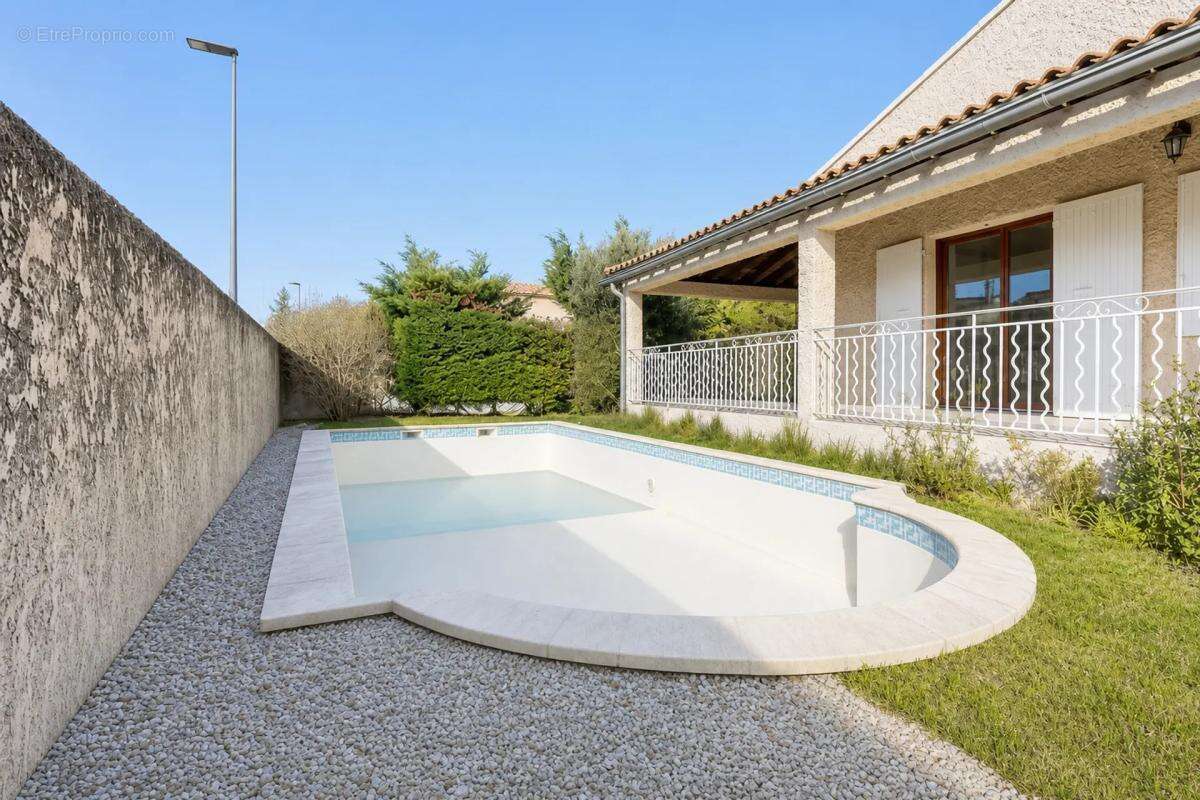 Maison à ENTRAIGUES-SUR-LA-SORGUE