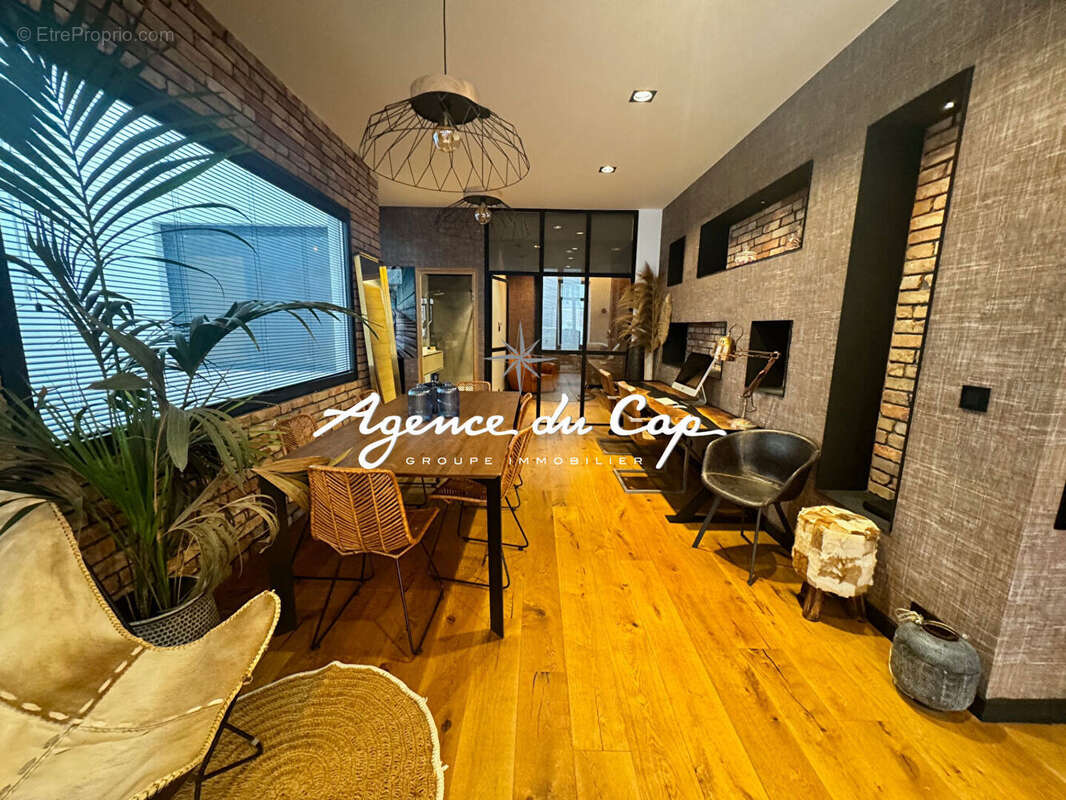 Appartement 4 pieces  renové 130m² avec terrasse de 22m² dernier etage frejus centre historique - photo 3