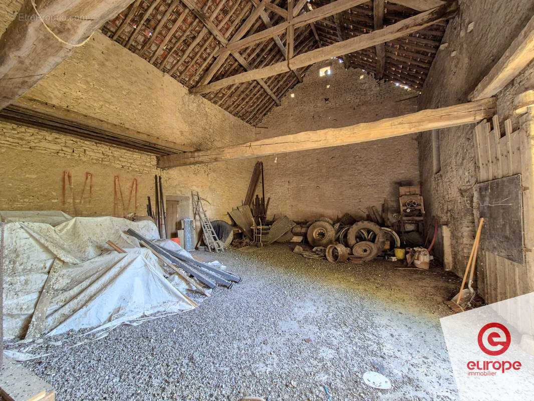 Ancienne ferme avec grange et hangar sur terrain de 4,6ha - photo 5