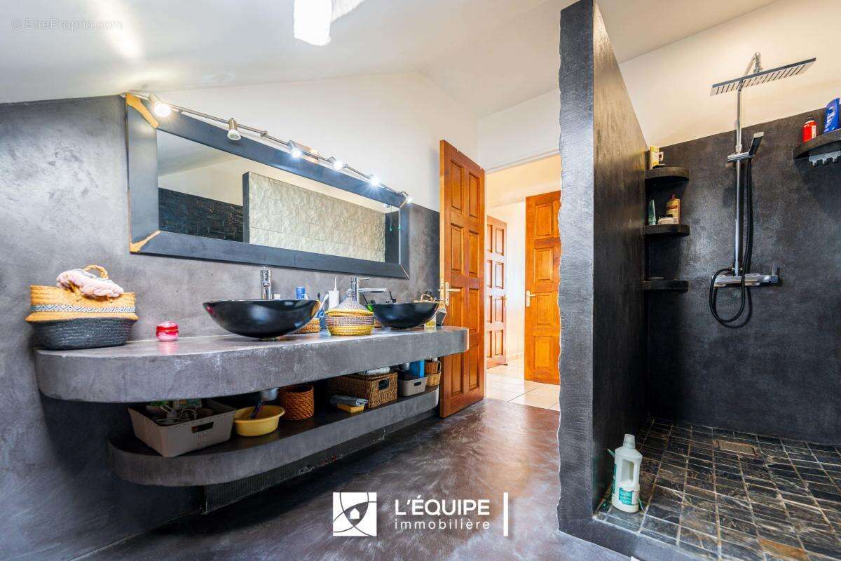 Maison 137 m² à Saint-Denis  - photo 5