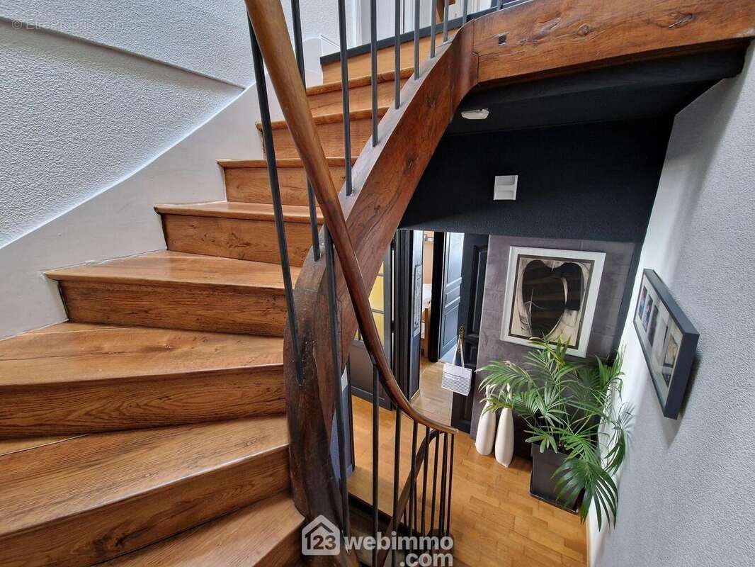 Joli escalier d'époque. - Appartement à LA ROCHE-SUR-YON