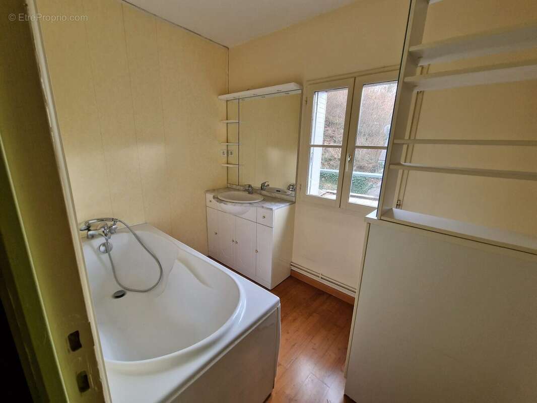 Maison à VILLAINES-LES-ROCHERS