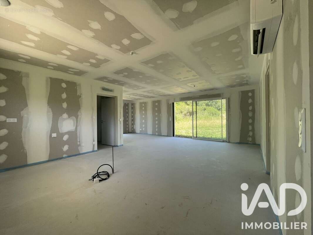 Maison 95 m² à Archigny  - photo 2