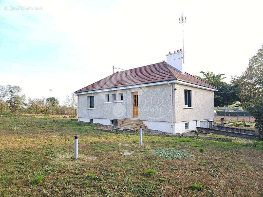 Maison à SAINT-LEGER-SUR-VOUZANCE