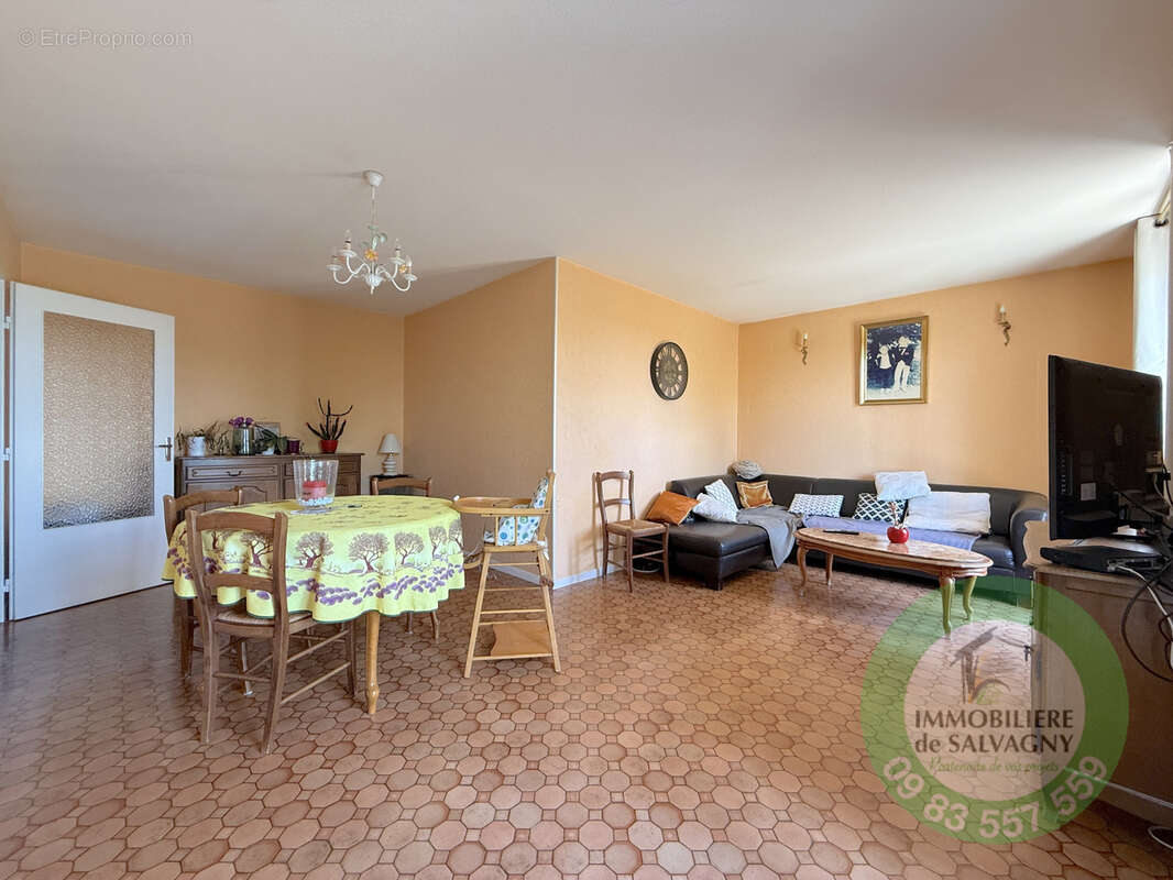 Appartement à LA TOUR-DE-SALVAGNY