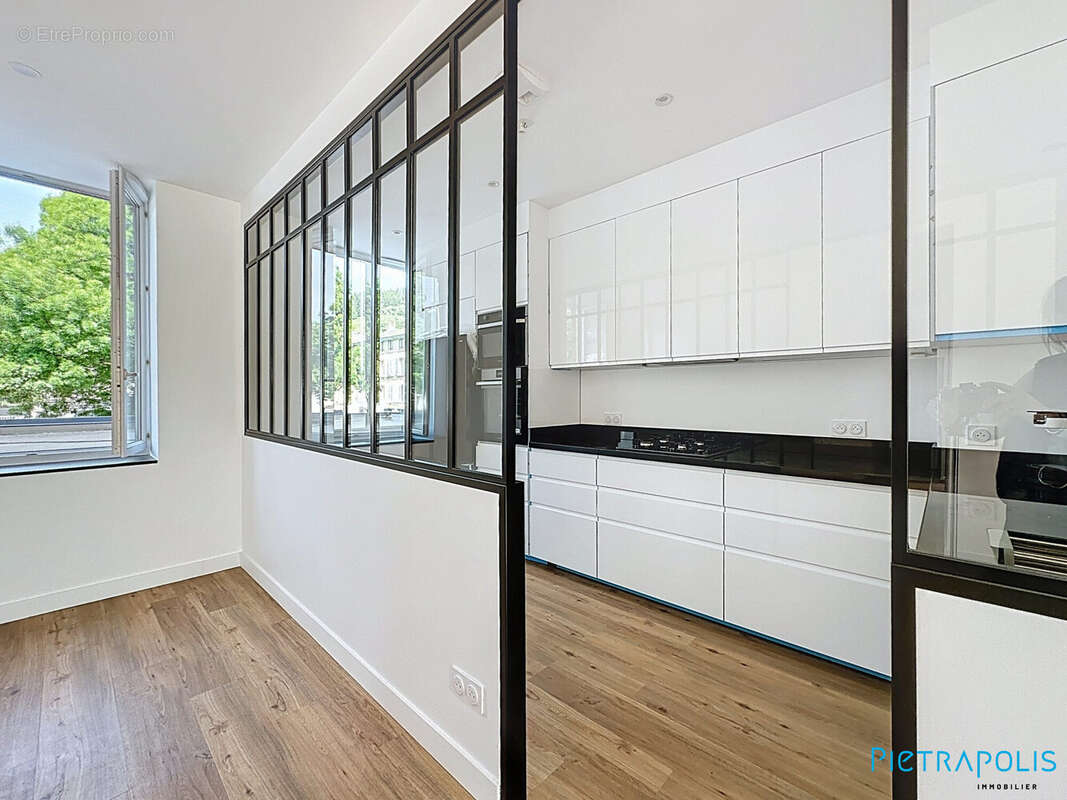 cuisine aménagée et équipée - Appartement à TARARE