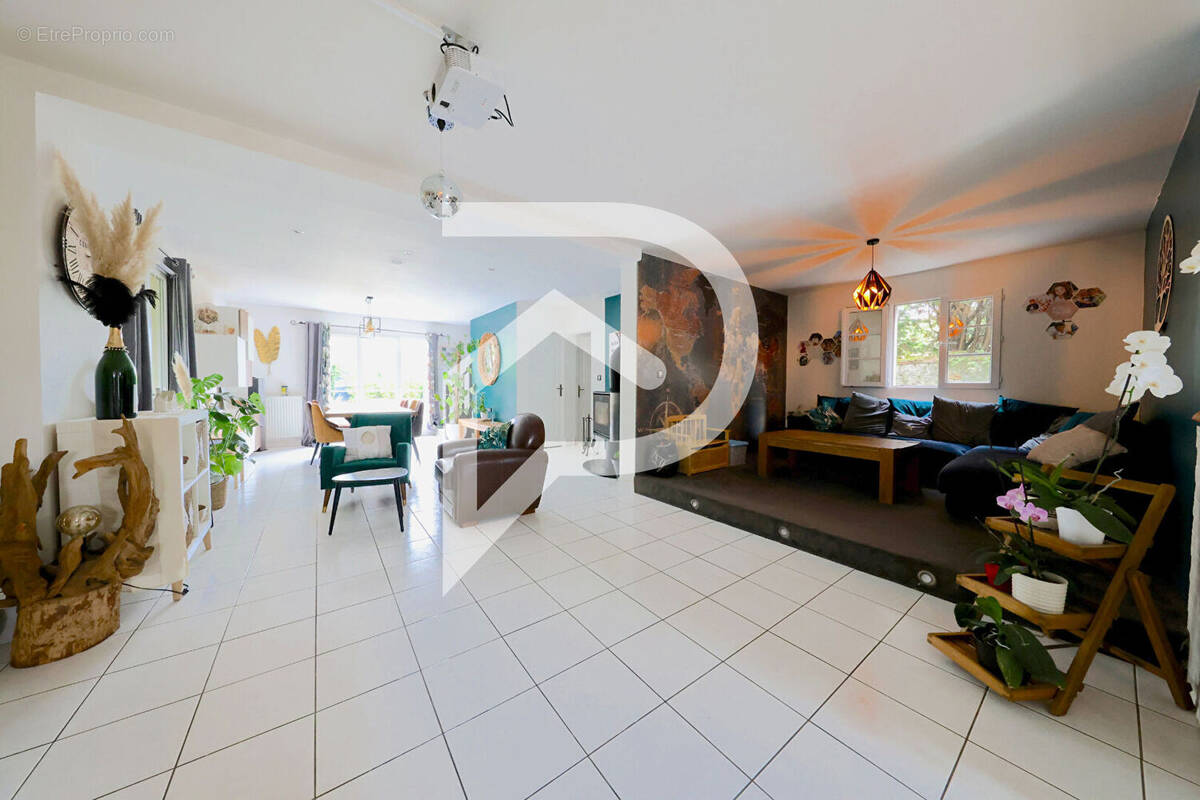 Maison à LE COUDRAY-MONTCEAUX