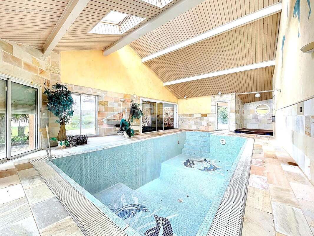 Villa_Maison_Veigy_Foncenex_secteur_calme_15_pièces_rare_Atypique_frontière_Suisse_Genève_Tram_ceva_bus_SUPERBE_BEAUX_VOLUMES_FRONTALIERS_salon_séjour_cuisine_ouverte_américaine_Piscine_sous_sol_aménagé_salle_de_sport_sauna_hammam_jacuzzi_jardin_ - Maison à VEIGY-FONCENEX