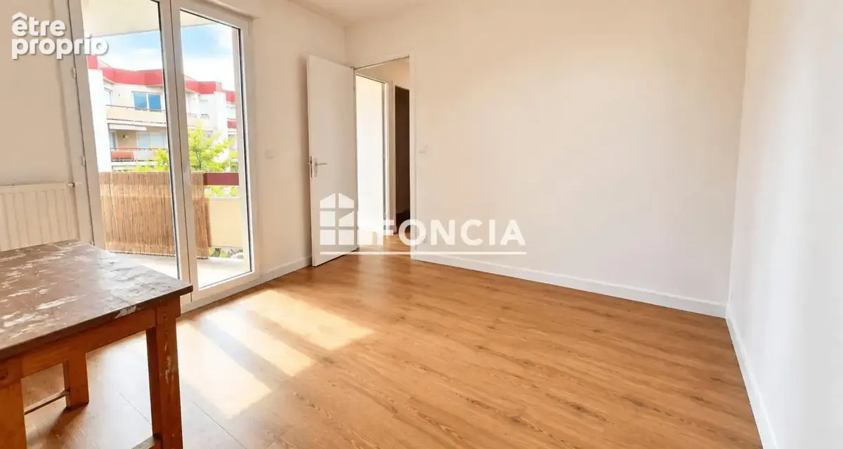 T4 entièrement rénové – 3 chambres – balcon – parking – tram à 200 m - photo 6