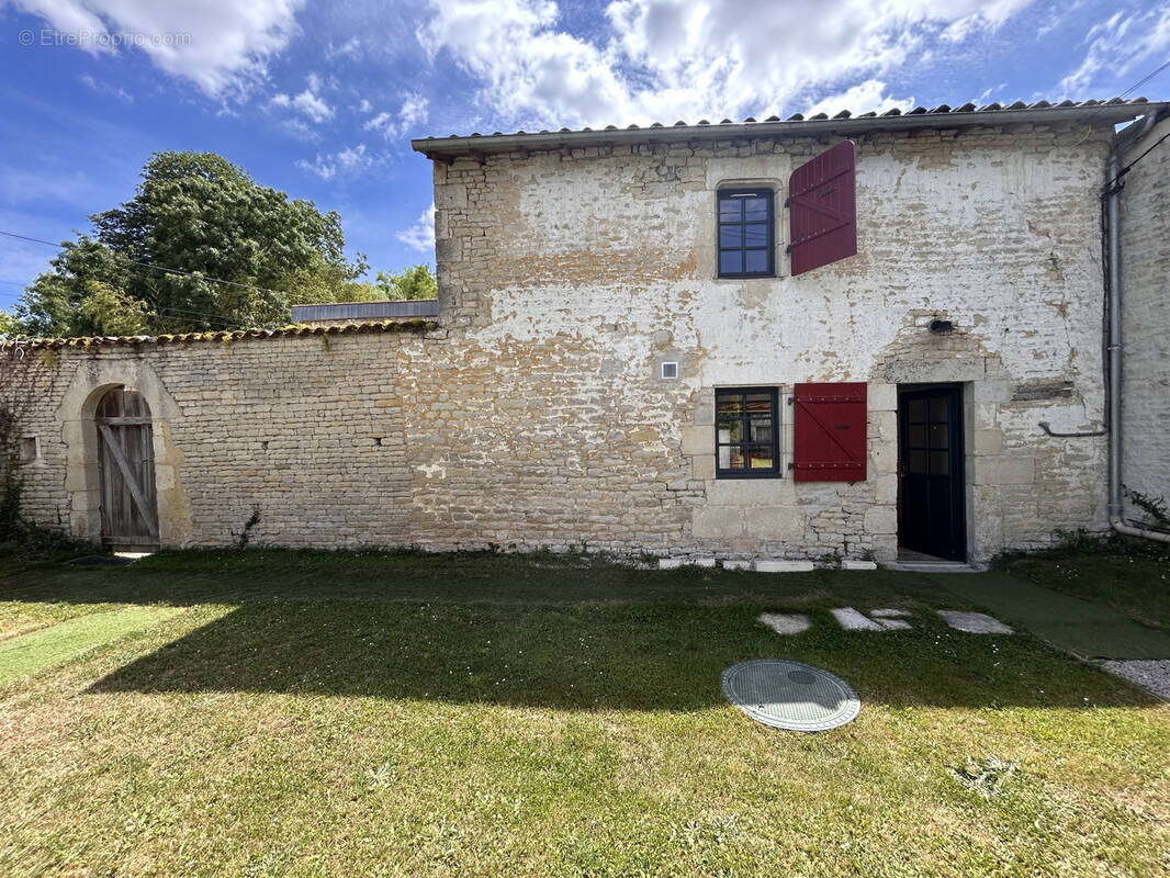 Maison à FRONTENAY-ROHAN-ROHAN