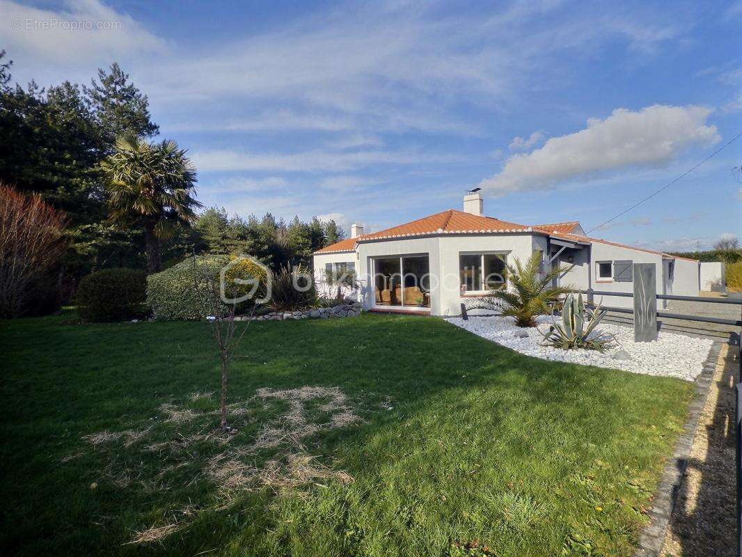 Saint-gervais – maison familiale de plain-pied, 3 chambres, bureau et terrain piscinable de 4 000 m² - photo 2
