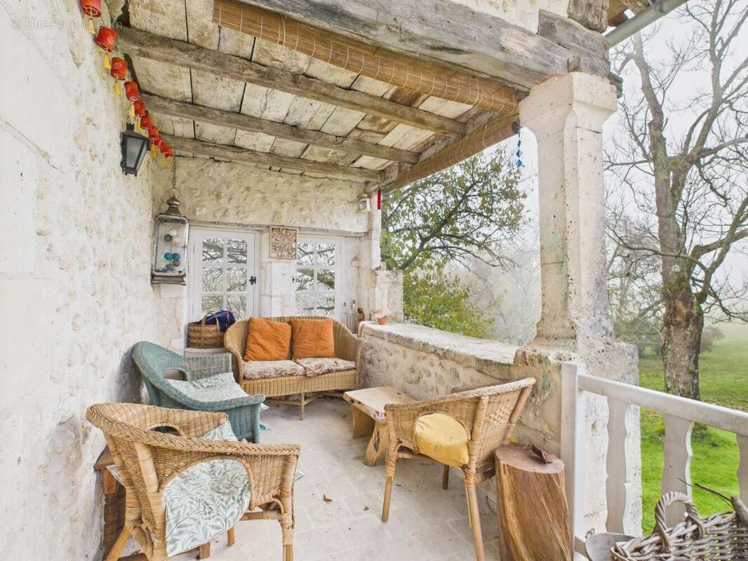 Maison à NANTEUIL-AURIAC-DE-BOURZAC