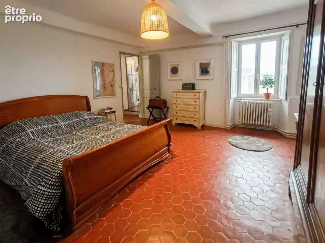 Maison T5 de 185m² avec terrasse, dépendance et charme de l'ancien - photo 8