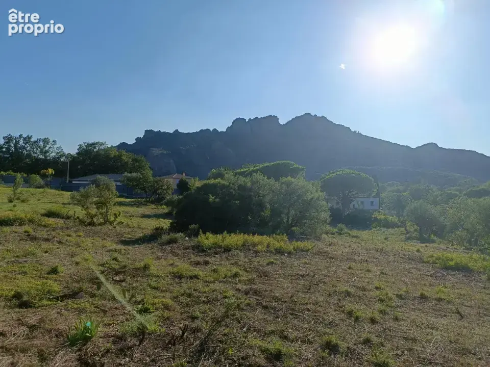 Photo Terrain à Roquebrune-Sur-Argens au prix de 240 000€