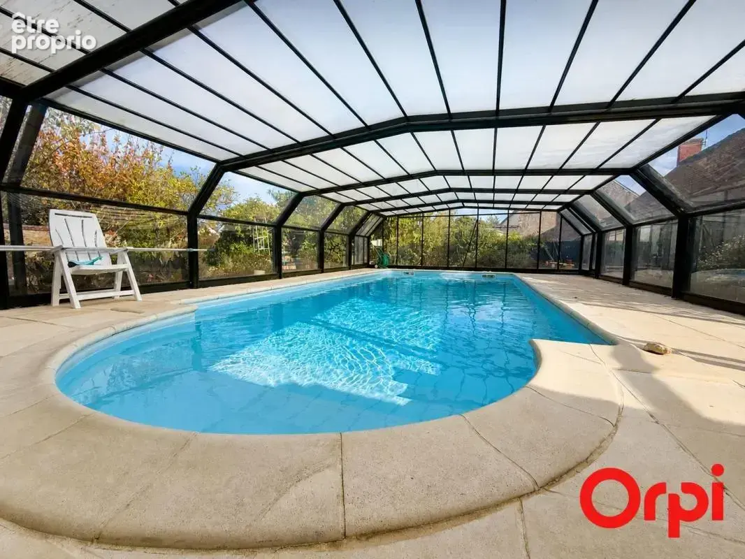Une propriété pleine de charme, offrant de beaux espaces de vie, quatre chambres et des prestations de qualité, à découvrir sans - photo 2