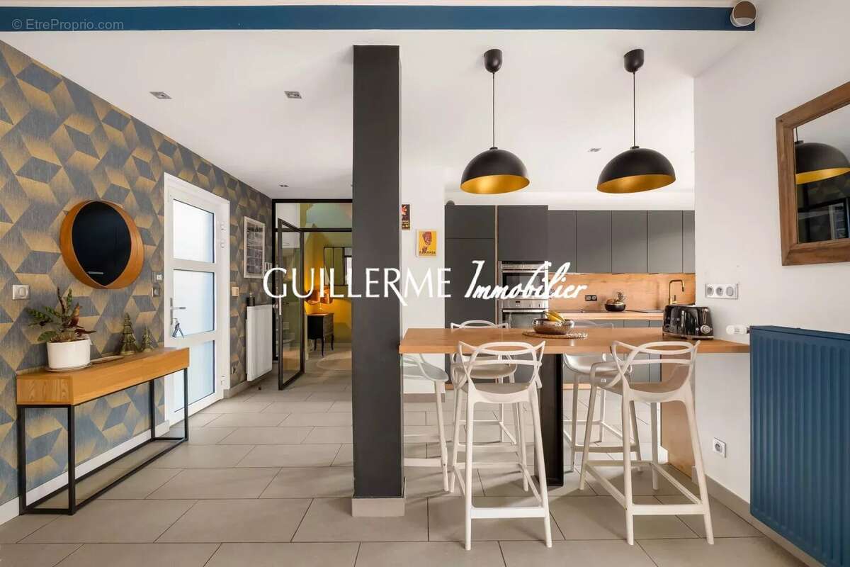 Maison à LA TOUR-DE-SALVAGNY